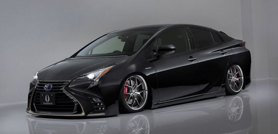 Черная Toyota Prius 2017